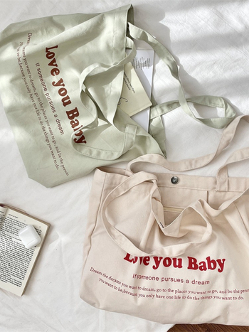 Корейски стил полиестер Tote чанта с принт на букви (уличен стил; хоризонтална квадратна форма; магнитно закопчаване; джоб с цип)