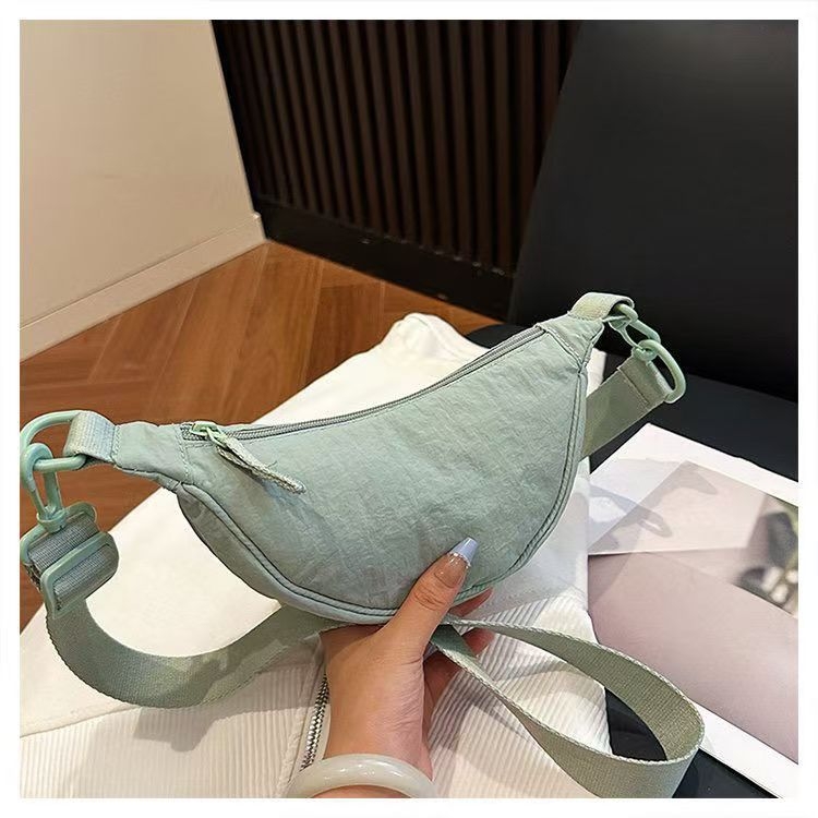 Dumpling táska leválasztható vállpánttal, vászon anyagból, cipzáras záródás, belső irattáska, városi egyszerű stílus