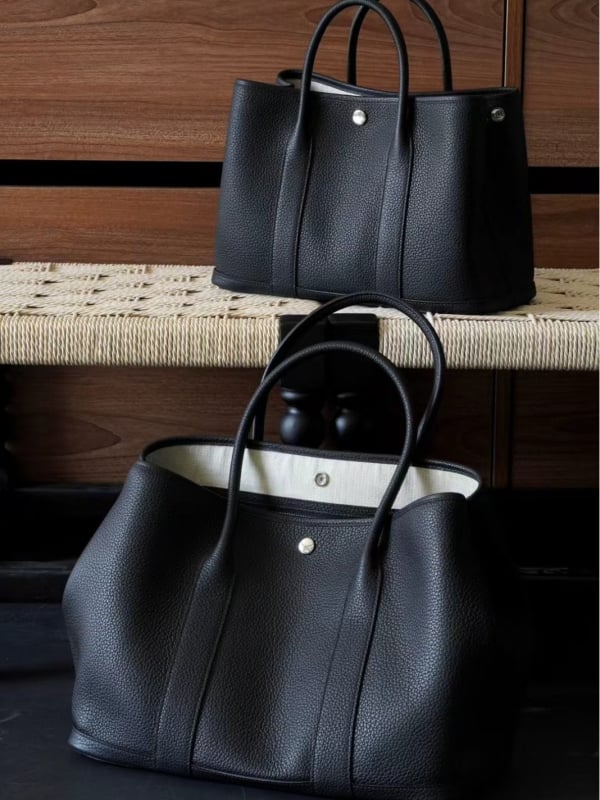 Valódi bőrből készült Tote táska, felsőrétegű marhabőr, vászon bélelés, függőleges téglalap alakú forma, mágneses zárás