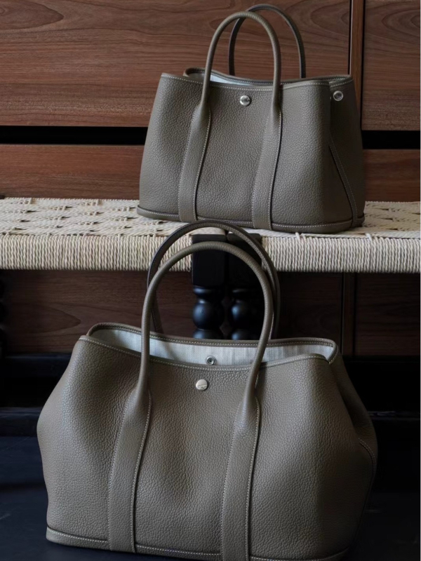 Valódi bőrből készült Tote táska, felsőrétegű marhabőr, vászon bélelés, függőleges téglalap alakú forma, mágneses zárás