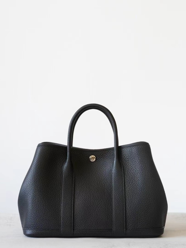 Valódi bőrből készült Tote táska, felsőrétegű marhabőr, vászon bélelés, függőleges téglalap alakú forma, mágneses zárás