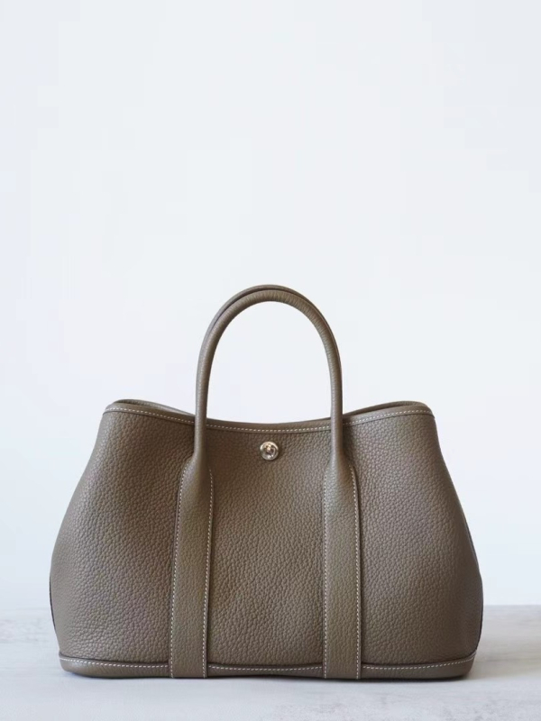 Valódi bőrből készült Tote táska, felsőrétegű marhabőr, vászon bélelés, függőleges téglalap alakú forma, mágneses zárás