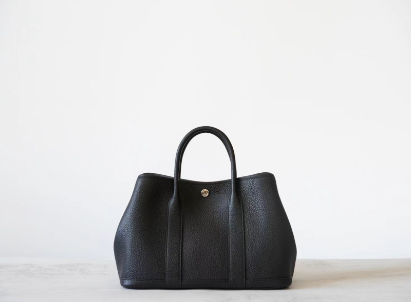 Valódi bőrből készült Tote táska, felsőrétegű marhabőr, vászon bélelés, függőleges téglalap alakú forma, mágneses zárás