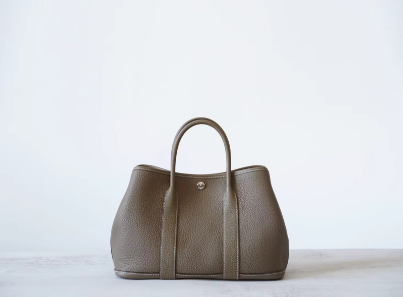 Valódi bőrből készült Tote táska, felsőrétegű marhabőr, vászon bélelés, függőleges téglalap alakú forma, mágneses zárás