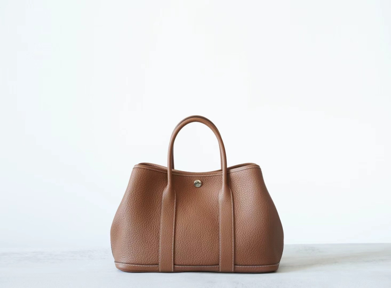 Valódi bőrből készült Tote táska, felsőrétegű marhabőr, vászon bélelés, függőleges téglalap alakú forma, mágneses zárás