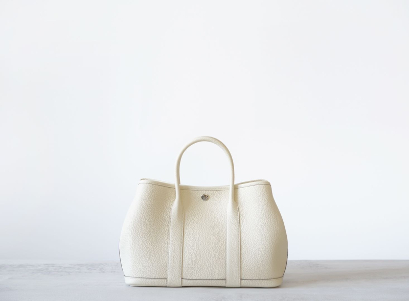 Valódi bőrből készült Tote táska, felsőrétegű marhabőr, vászon bélelés, függőleges téglalap alakú forma, mágneses zárás