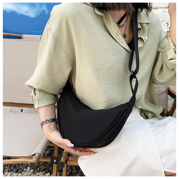 Najlon ženska crossbody torbica – street trend stil, dumpling bag, oblik dumpling, zatvarač