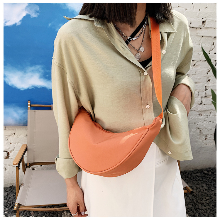 Najlon ženska crossbody torbica – street trend stil, dumpling bag, oblik dumpling, zatvarač