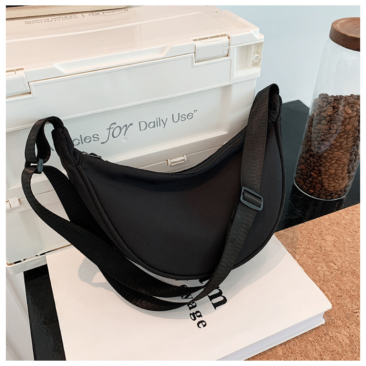 Najlon ženska crossbody torbica – street trend stil, dumpling bag, oblik dumpling, zatvarač