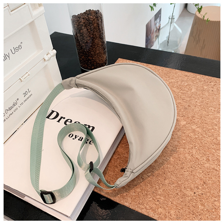 Najlon ženska crossbody torbica – street trend stil, dumpling bag, oblik dumpling, zatvarač