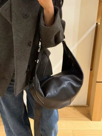 Dumpling τσάντα από γνήσιο δέρμα, αστικός μινιμαλισμός, με κλείσιμο φερμουάρ, εσωτερικό τσεπάκι με φερμουάρ και θήκη τηλεφώνου