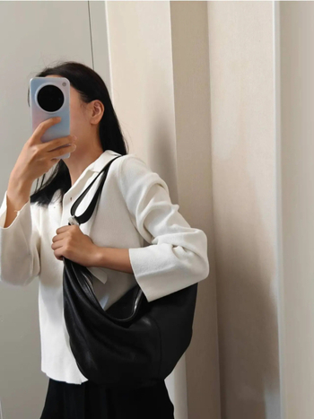 Dumpling τσάντα από γνήσιο δέρμα, αστικός μινιμαλισμός, με κλείσιμο φερμουάρ, εσωτερικό τσεπάκι με φερμουάρ και θήκη τηλεφώνου