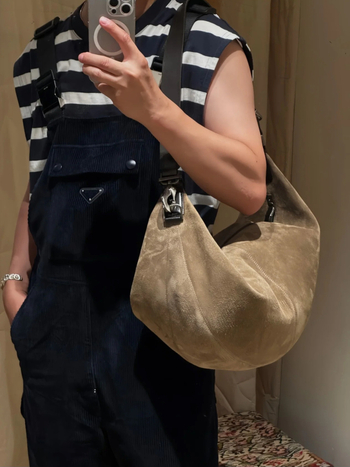 Dumpling τσάντα από γνήσιο δέρμα, αστικός μινιμαλισμός, με κλείσιμο φερμουάρ, εσωτερικό τσεπάκι με φερμουάρ και θήκη τηλεφώνου