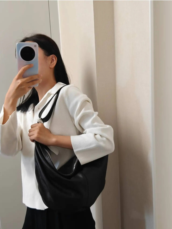 Dumpling τσάντα από γνήσιο δέρμα, αστικός μινιμαλισμός, με κλείσιμο φερμουάρ, εσωτερικό τσεπάκι με φερμουάρ και θήκη τηλεφώνου