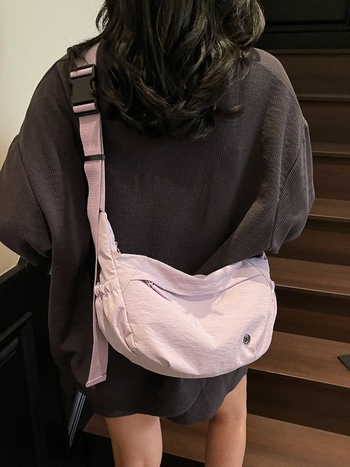 Dumpling oblik platnene crossbody torbe – zatvarač, podstava od poliestera, džep za mobitel, gradski stil, ljeto 2025