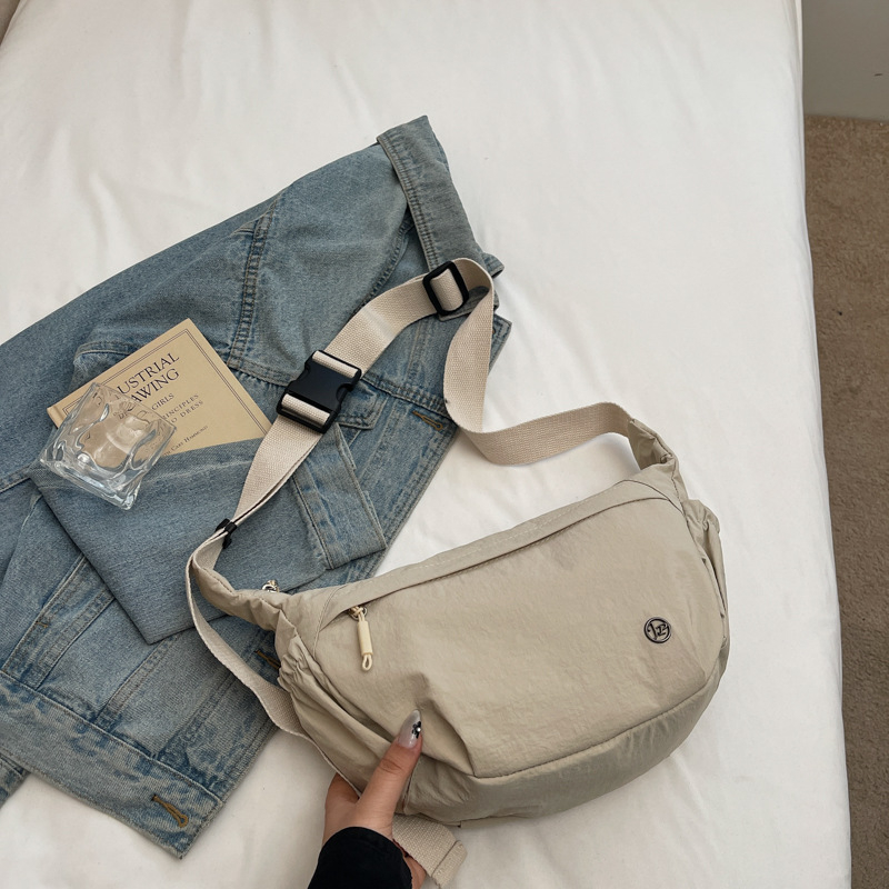 Dumpling oblik platnene crossbody torbe – zatvarač, podstava od poliestera, džep za mobitel, gradski stil, ljeto 2025