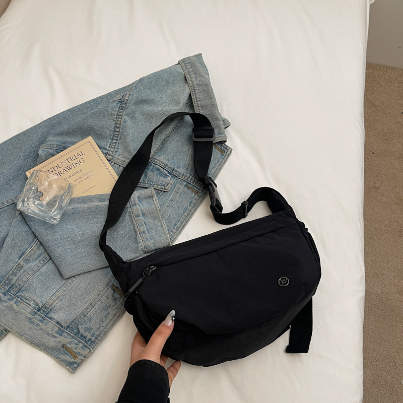Dumpling oblik platnene crossbody torbe – zatvarač, podstava od poliestera, džep za mobitel, gradski stil, ljeto 2025