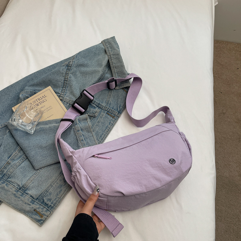 Dumpling oblik platnene crossbody torbe – zatvarač, podstava od poliestera, džep za mobitel, gradski stil, ljeto 2025
