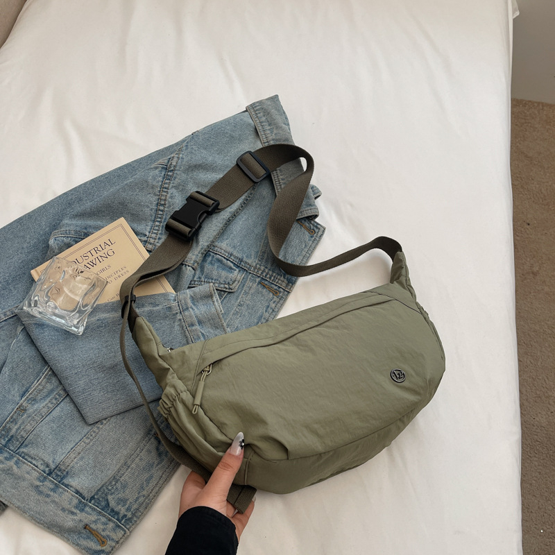 Dumpling oblik platnene crossbody torbe – zatvarač, podstava od poliestera, džep za mobitel, gradski stil, ljeto 2025