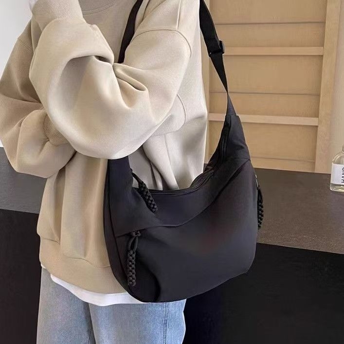 Crossbody torba u stilu dumpling bun, vanjski dio od najlona s podlogom od poliestera, unisex dizajn, proljeće 2025 lansiranje, za svakodnevnu uporabu.