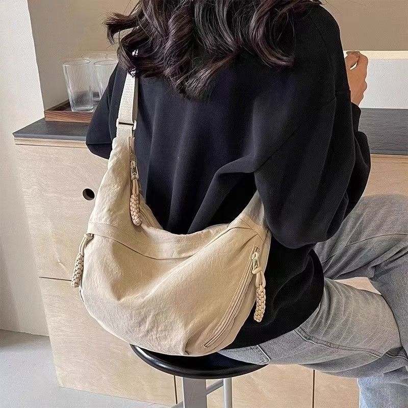 Crossbody torba u stilu dumpling bun, vanjski dio od najlona s podlogom od poliestera, unisex dizajn, proljeće 2025 lansiranje, za svakodnevnu uporabu.