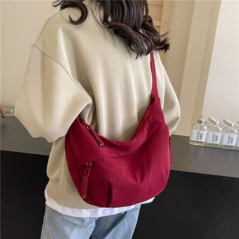 Crossbody torba u stilu dumpling bun, vanjski dio od najlona s podlogom od poliestera, unisex dizajn, proljeće 2025 lansiranje, za svakodnevnu uporabu.