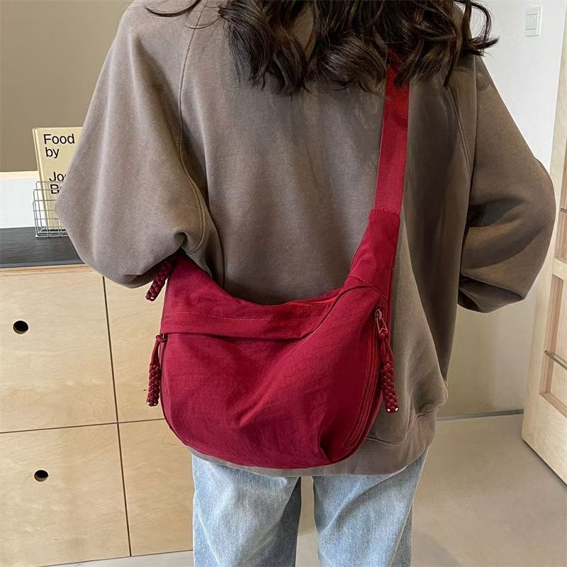 Crossbody torba u stilu dumpling bun, vanjski dio od najlona s podlogom od poliestera, unisex dizajn, proljeće 2025 lansiranje, za svakodnevnu uporabu.