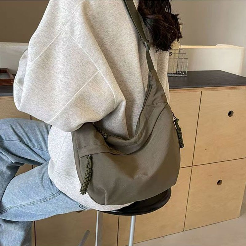 Crossbody torba u stilu dumpling bun, vanjski dio od najlona s podlogom od poliestera, unisex dizajn, proljeće 2025 lansiranje, za svakodnevnu uporabu.