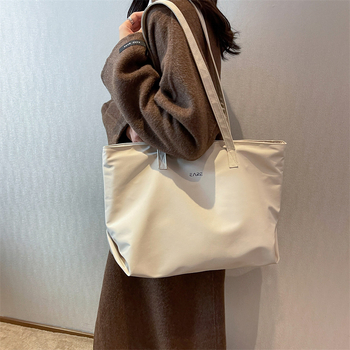 Nylon tote torba s zatvaračem, ulični trend stil, vodoravni kvadratni oblik, unutarnji džep sa zipom i džep za telefon