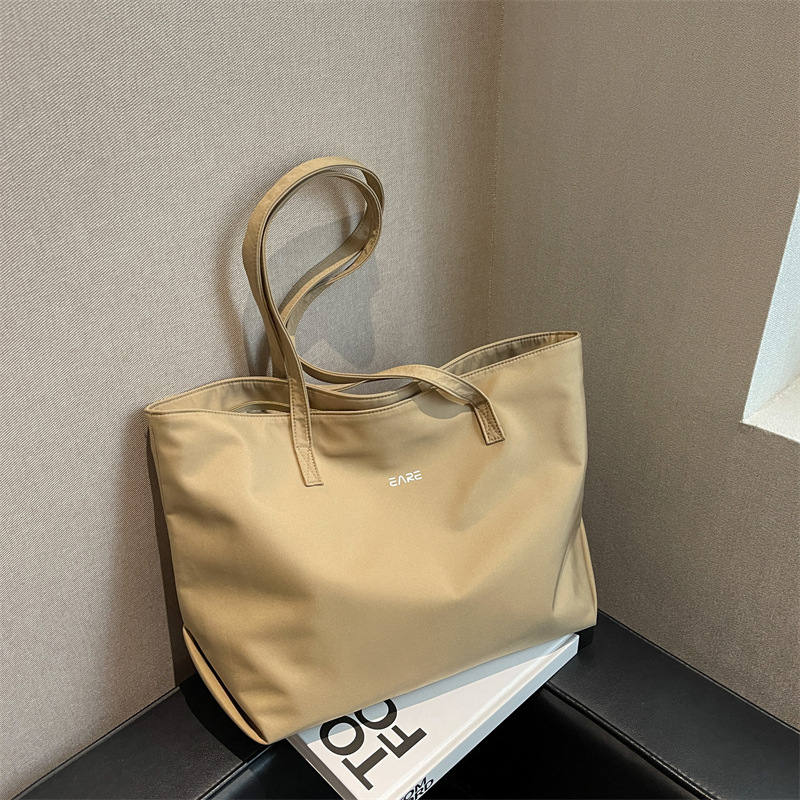 Nylon tote torba s zatvaračem, ulični trend stil, vodoravni kvadratni oblik, unutarnji džep sa zipom i džep za telefon