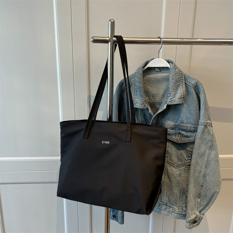 Nylon tote torba s zatvaračem, ulični trend stil, vodoravni kvadratni oblik, unutarnji džep sa zipom i džep za telefon