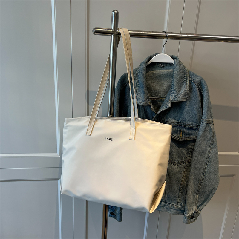 Nylon tote torba s zatvaračem, ulični trend stil, vodoravni kvadratni oblik, unutarnji džep sa zipom i džep za telefon