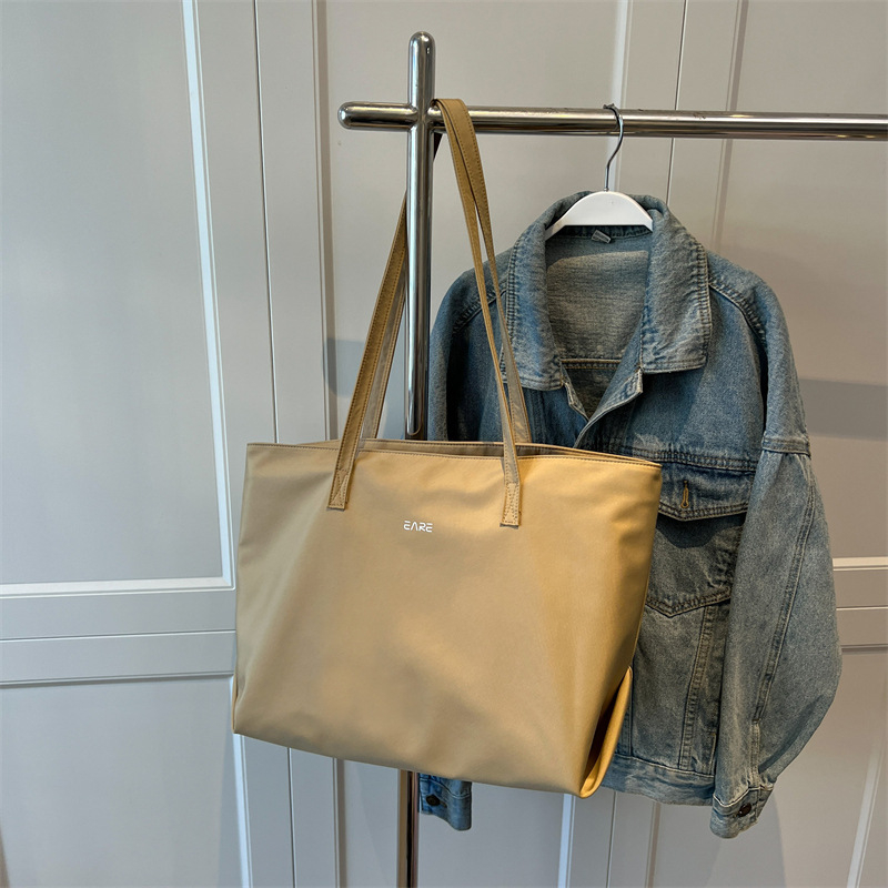 Nylon tote torba s zatvaračem, ulični trend stil, vodoravni kvadratni oblik, unutarnji džep sa zipom i džep za telefon