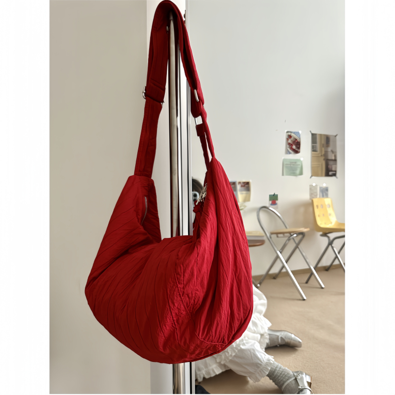 Naju crossbody torbica, najlonski materijal, vodoravni kvadratni oblik, zatvaranje na zip, velika kapaciteta