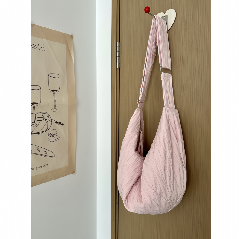 Naju crossbody torbica, najlonski materijal, vodoravni kvadratni oblik, zatvaranje na zip, velika kapaciteta