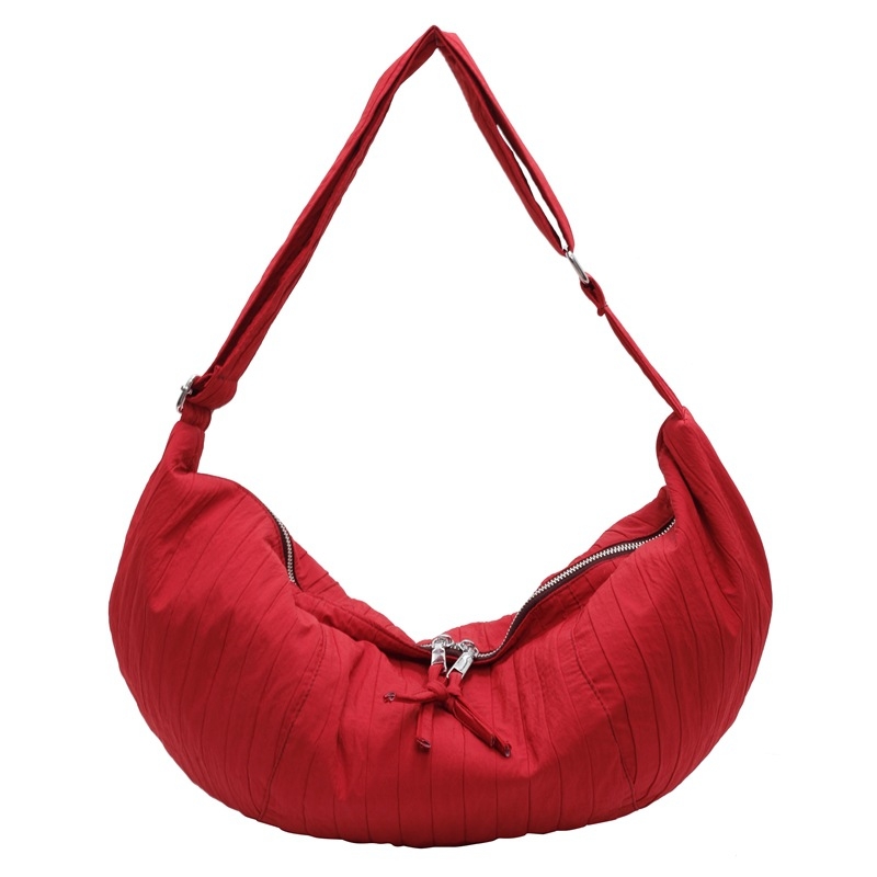 Naju crossbody torbica, najlonski materijal, vodoravni kvadratni oblik, zatvaranje na zip, velika kapaciteta