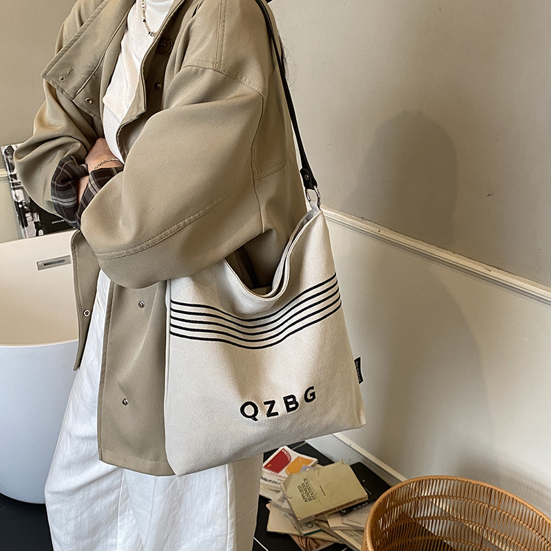 Zhan Lin canvas crossbody torba s poliesterskom podlogom, zatvaranje zip zatvaračem, unutarnji džepovi za telefon i dokumente