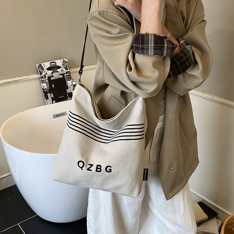 Zhan Lin canvas crossbody torba s poliesterskom podlogom, zatvaranje zip zatvaračem, unutarnji džepovi za telefon i dokumente