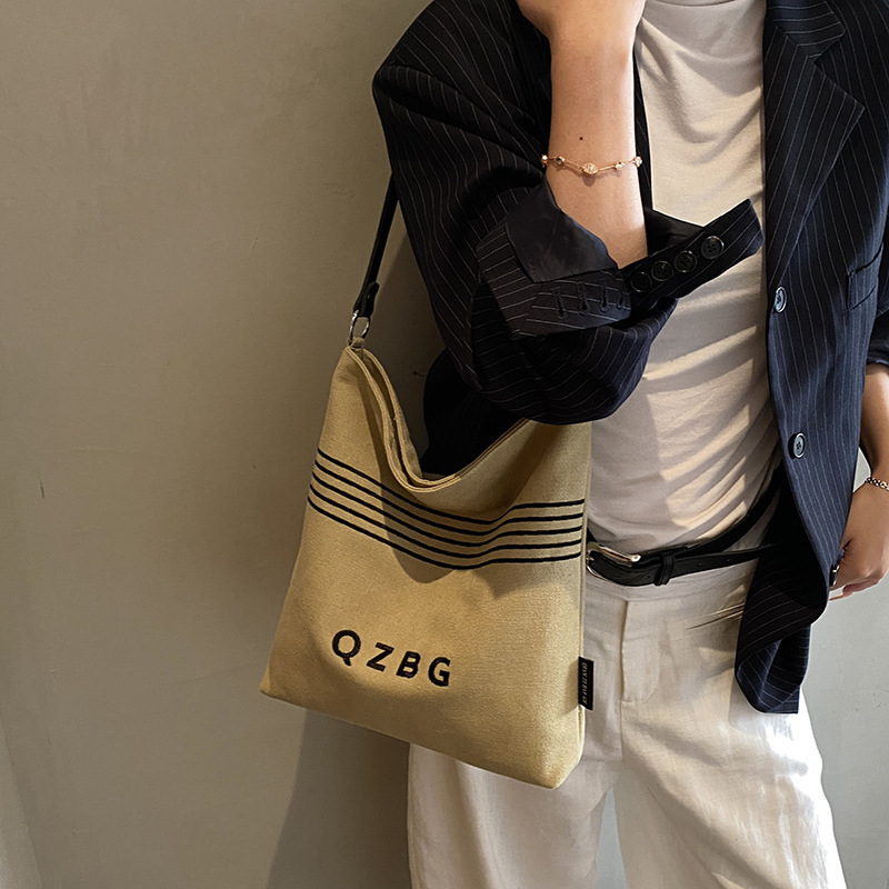 Zhan Lin canvas crossbody torba s poliesterskom podlogom, zatvaranje zip zatvaračem, unutarnji džepovi za telefon i dokumente