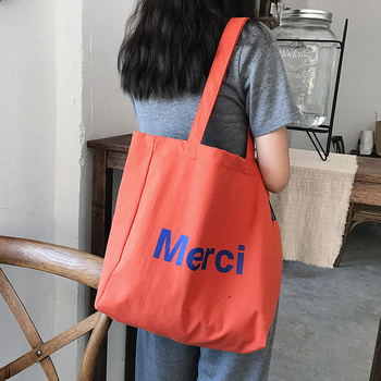 Vászon oldaltáska városi minimalist stílusban, vízszintes négyzet alakú forma, nyitott felső, belső cipzáras zseb