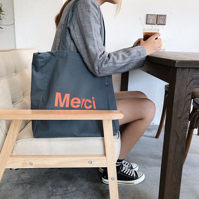 Vászon oldaltáska városi minimalist stílusban, vízszintes négyzet alakú forma, nyitott felső, belső cipzáras zseb