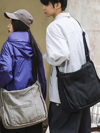 Tote torba s urbanim trendom, canvas materijal, horizontalni kvadratni oblik, zatvaranje na zip