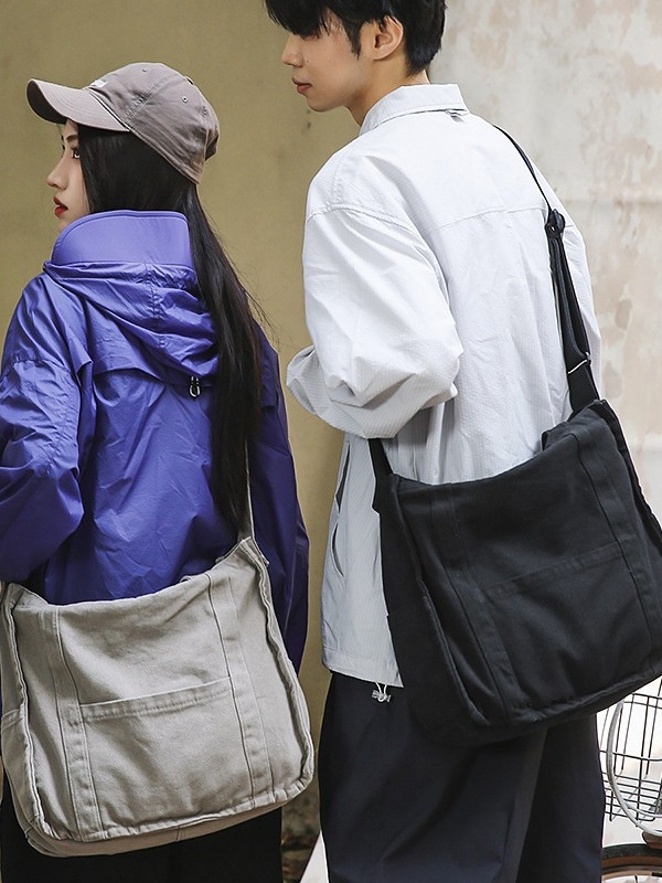 Tote torba s urbanim trendom, canvas materijal, horizontalni kvadratni oblik, zatvaranje na zip