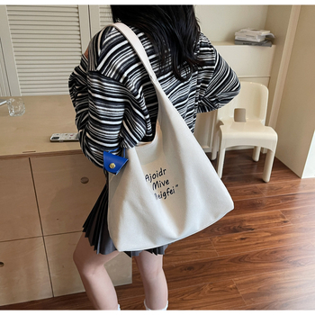 Geantă Tote din material textil, formă orizontală pătrată, închidere magnetică, buzunar interior laminat cu fermoar, Vara 2025