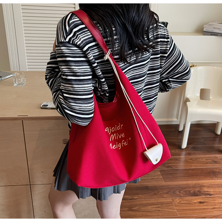 Geantă Tote din material textil, formă orizontală pătrată, închidere magnetică, buzunar interior laminat cu fermoar, Vara 2025