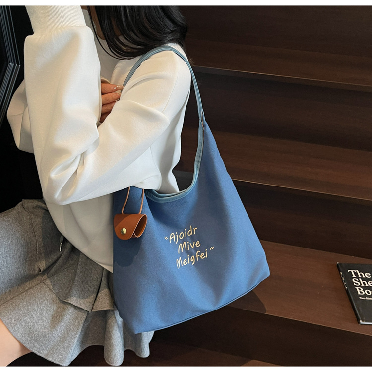 Geantă Tote din material textil, formă orizontală pătrată, închidere magnetică, buzunar interior laminat cu fermoar, Vara 2025