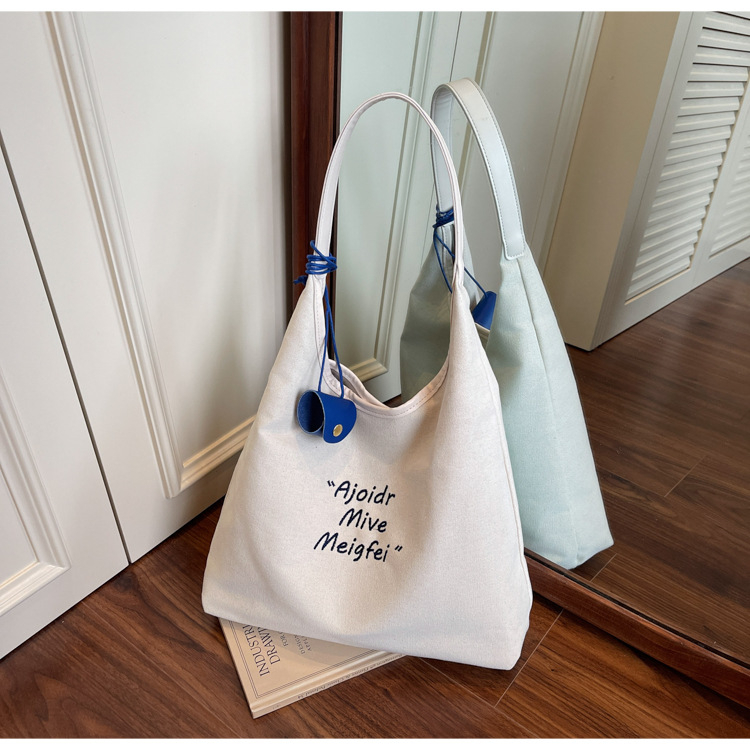 Geantă Tote din material textil, formă orizontală pătrată, închidere magnetică, buzunar interior laminat cu fermoar, Vara 2025