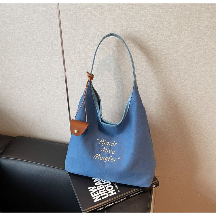 Geantă Tote din material textil, formă orizontală pătrată, închidere magnetică, buzunar interior laminat cu fermoar, Vara 2025