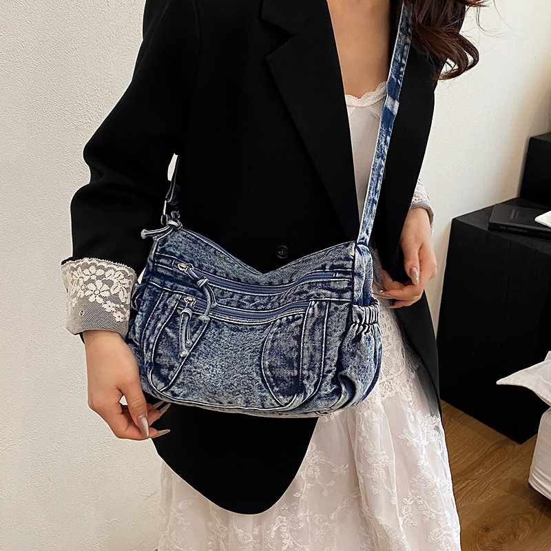 Denim crossbody torba s prednjim džepom, zatvaračem i unutarnjim džepom za telefon