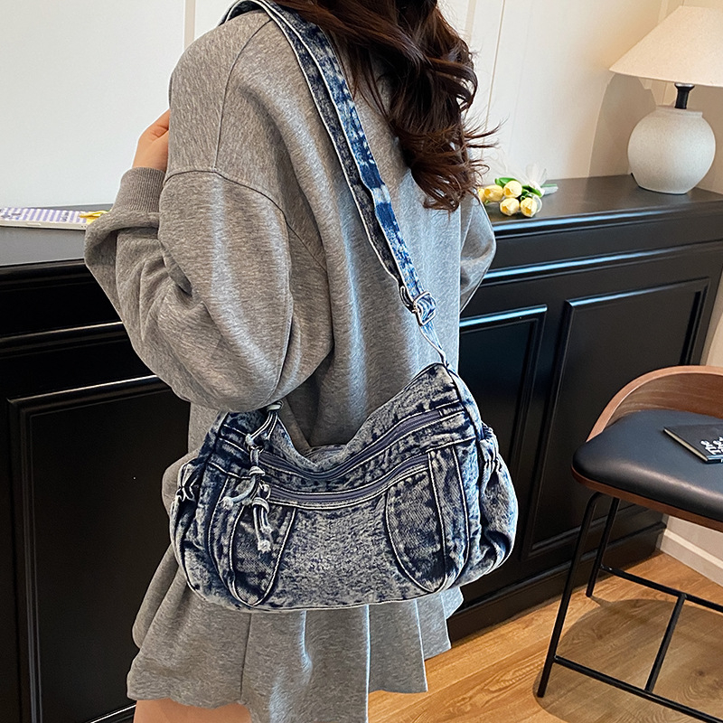 Denim crossbody torba s prednjim džepom, zatvaračem i unutarnjim džepom za telefon